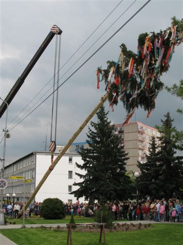 Stavanie mája na Námestí slobody (30.apríla 2008)