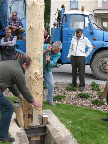 Stavanie mája na Námestí slobody (30.apríla 2008)