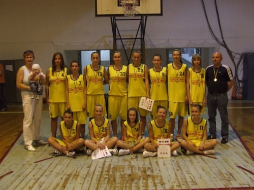 Staršie žiačky MBK Stará Turá so zlatými medailami z turnaja TUBANAK 2009 v Kyjove