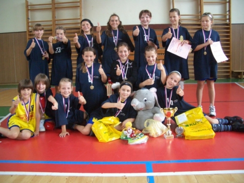 Mladšie minibasketbalistky MBK Stará Turá so zlatými medailami z Pardubíc