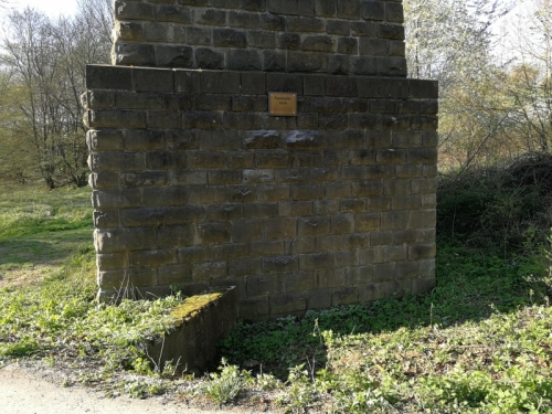 Pamätná tabuľka na pilieri mosta (autor: V. Matuška)