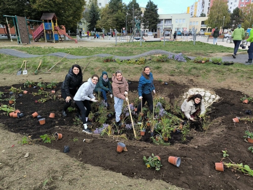 Kvetinová výsadba na detskom dopravnom ihrisku - Výsledok skvelej spolupráce