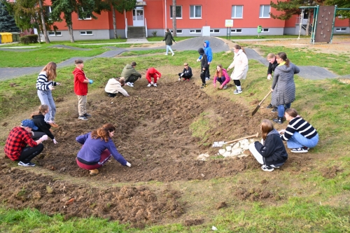 Kvetinová výsadba na detskom dopravnom ihrisku - Výsledok skvelej spolupráce