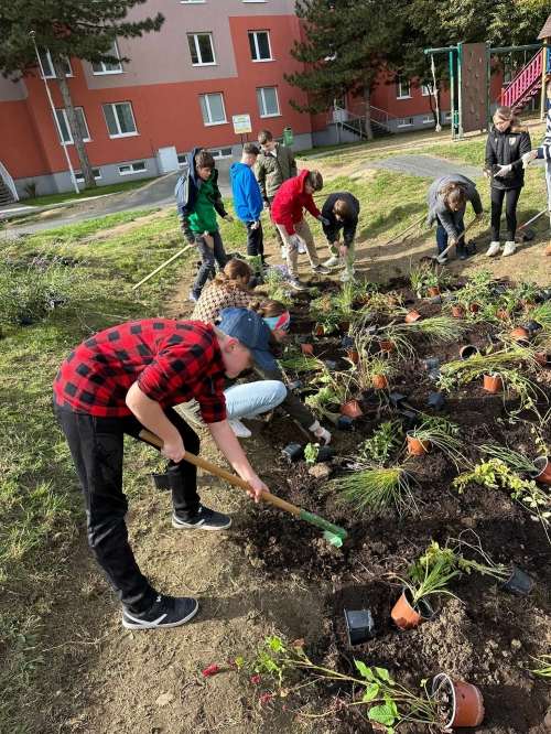 Kvetinová výsadba na detskom dopravnom ihrisku - Výsledok skvelej spolupráce