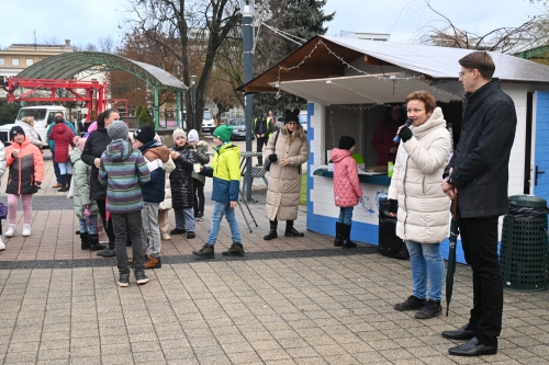 Krása a tradícia: Stromčeky vo farbách mesta skrášľujú námestie