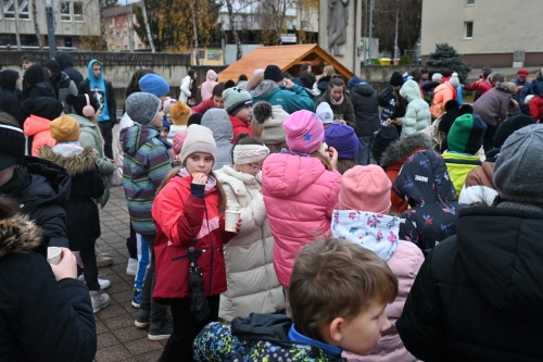 Krása a tradícia: Stromčeky vo farbách mesta skrášľujú námestie